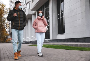Tıbbi maskeli insanlar dışarı çıkıyorlar. COVID-19 salgını sırasında kişisel koruma