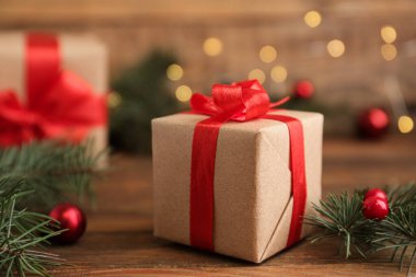 Noel hediyesi ve ağaç dalları ahşap masada. Boks günü