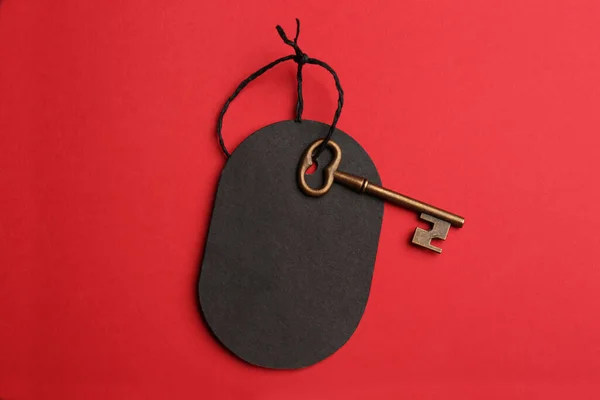 Vintage Kulcs Üres Címke Piros Háttér Felső Nézet Kulcsszó Fogalma — Stock Fotó