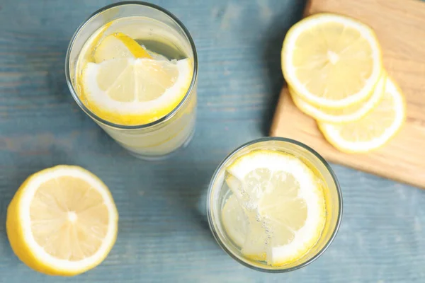 青い木製のテーブルの上にレモンスライスとソーダ水 フラットレイ — ストック写真