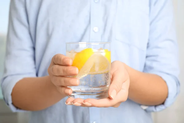 Mujer Sosteniendo Vaso Agua Soda Con Rodajas Limón Cubitos Hielo —  Fotos de Stock