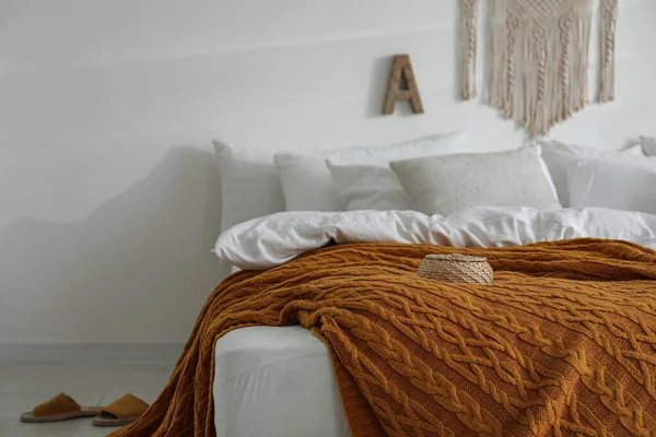 Ζεστό Πορτοκαλί Πλεκτό Καρό Στο Κρεβάτι Εσωτερικούς Χώρους — Φωτογραφία Αρχείου