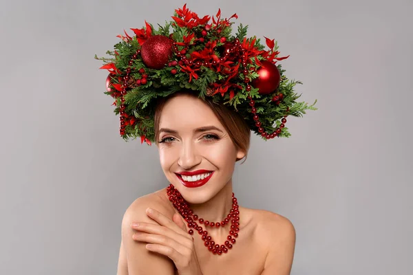 Όμορφη Νεαρή Γυναίκα Φοράει Χριστουγεννιάτικο Στεφάνι Γκρι Φόντο — Φωτογραφία Αρχείου