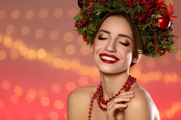 Bella Giovane Donna Che Indossa Ghirlanda Natale Contro Luci Festive — Foto Stock