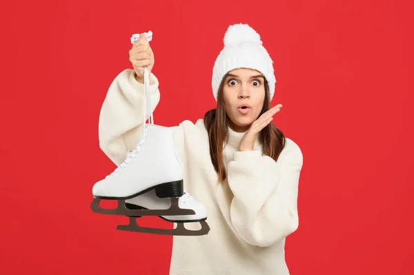 Emotionele Vrouw Met Schaatsen Rode Achtergrond — Stockfoto