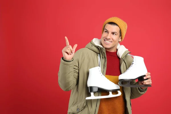 Happy Man Ice Skates Red Background Space Text — Stock Photo, Image