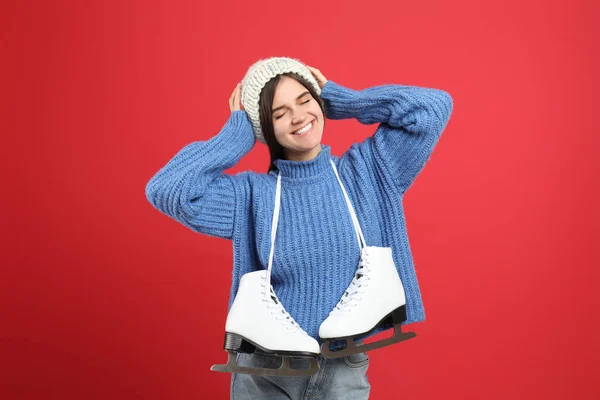 Mujer Feliz Con Patines Hielo Sobre Fondo Rojo — Foto de Stock