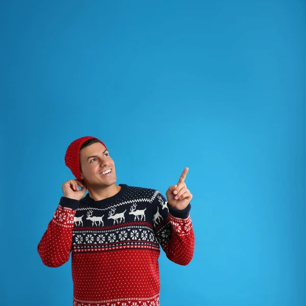 Happy Man Christmas Sweater Hat Blue Background — Stock Photo, Image