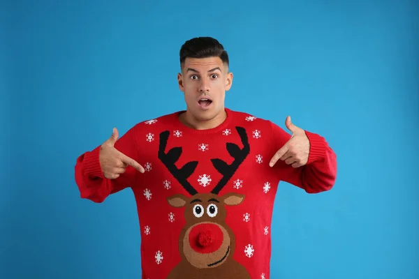 Surprised Man Pointing His Christmas Sweater Blue Background — Stock Photo, Image