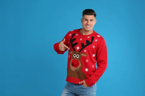 Hombre Feliz Señalando Suéter Navidad Sobre Fondo Azul — Foto de Stock