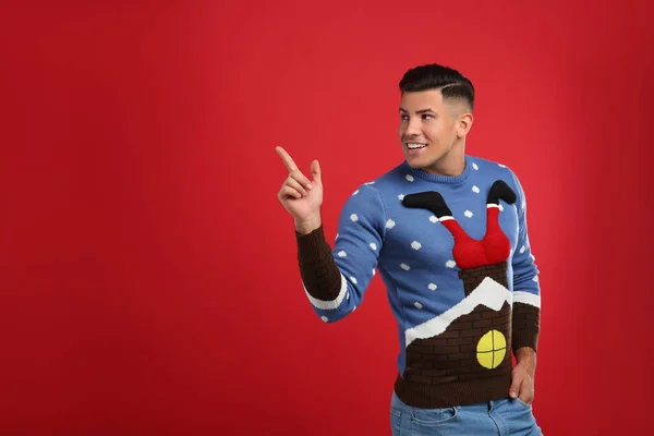 Homem Feliz Camisola Natal Fundo Vermelho Espaço Para Texto — Fotografia de Stock