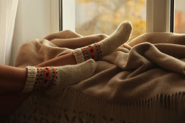 Frau Stricksocken Entspannt Auf Karo Fenster Hause Nahaufnahme — Stockfoto