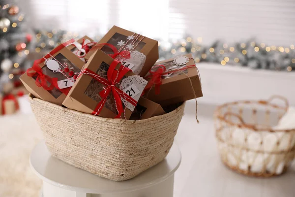 Košík Plný Dárkových Krabic Pro Vánoční Adventní Kalendář Pokoji — Stock fotografie