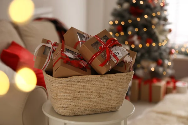 Cesta Cheia Caixas Presente Para Calendário Advento Natal Quarto — Fotografia de Stock