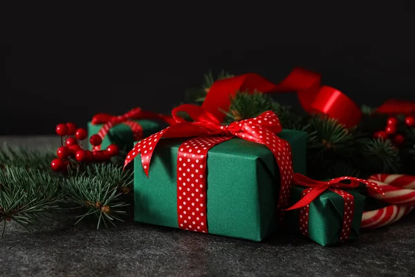 Πράσινο Κουτιά Δώρων Χριστούγεννα Κόκκινα Τόξα Γκρι Τραπέζι — Φωτογραφία Αρχείου