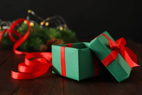 Caixa Presente Natal Verde Com Arco Vermelho Mesa Madeira — Fotografia de Stock