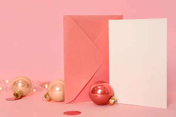 Cartão Saudação Branco Envelope Bolas Natal Fundo Rosa Espaço Para — Fotografia de Stock