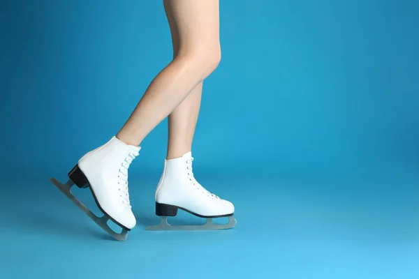 Mujer Elegantes Patines Hielo Blanco Sobre Fondo Azul Claro Primer —  Fotos de Stock