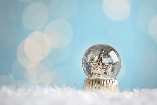Krásná Sněhová Koule Hvězdami Proti Rozmazané Vánoční Světla Mezera Pro — Stock fotografie