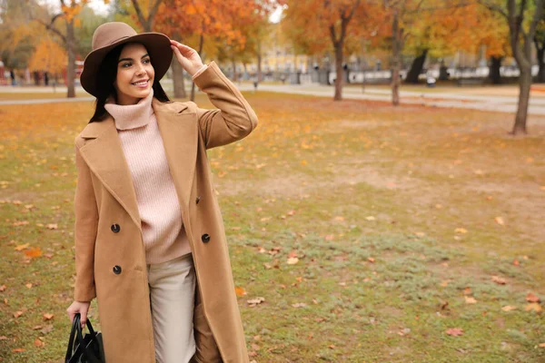 Jonge Vrouw Draagt Stijlvolle Kleding Herfstpark Ruimte Voor Tekst — Stockfoto