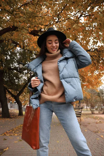 Jonge Vrouw Draagt Stijlvolle Kleding Het Herfstpark — Stockfoto