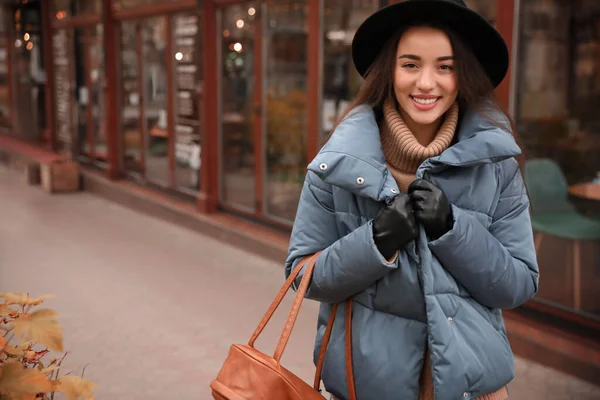 Mujer Joven Con Ropa Elegante Calle Ciudad Espacio Para Texto — Foto de Stock