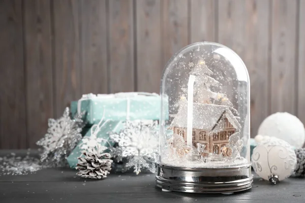 Όμορφη Χιονόμπαλα Χριστουγεννιάτικη Διακόσμηση Και Δώρα Γκρι Ξύλινο Τραπέζι Χώρος — Φωτογραφία Αρχείου