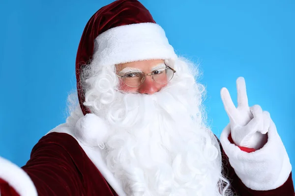 Santa Claus Tar Selfie Ljusblå Bakgrund — Stockfoto