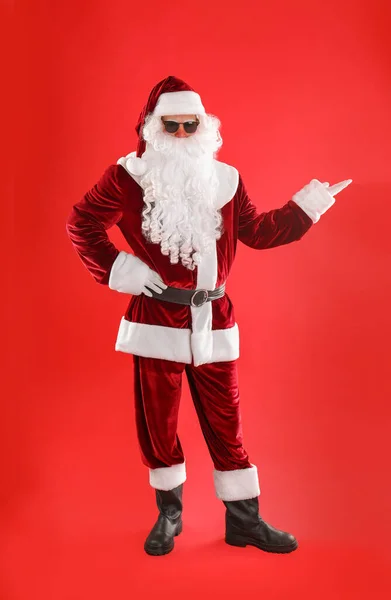 Retrato Completo Santa Claus Con Gafas Sol Sobre Fondo Rojo —  Fotos de Stock