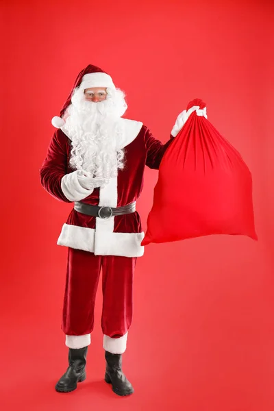 Papai Noel Com Saco Fundo Vermelho — Fotografia de Stock