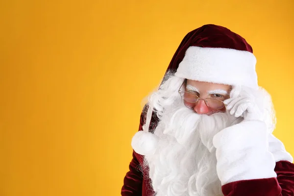 Portret Van Kerstman Gele Achtergrond Ruimte Voor Tekst — Stockfoto