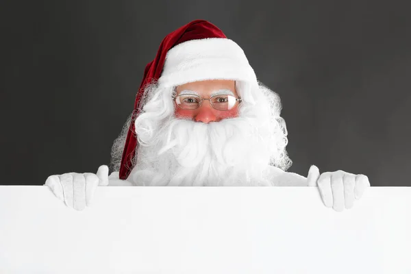 Siyah Arka Planda Boş Pankart Tutan Noel Baba — Stok fotoğraf