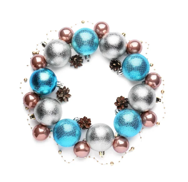 Prachtige Kerstkrans Gemaakt Van Glanzende Kerstballen Slinger Dennenappels Witte Achtergrond — Stockfoto