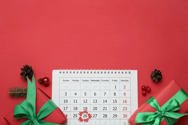Platte Lay Compositie Met Kalender Geschenken Rode Achtergrond Ruimte Voor — Stockfoto