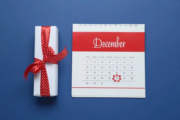 Kalender Met Gemarkeerde Boxing Day Datum Cadeau Blauwe Achtergrond Plat — Stockfoto