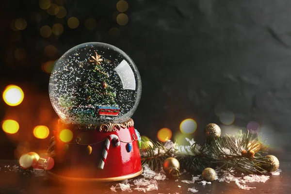 Schöne Schneekugel Mit Weihnachtsbaum Auf Dunklem Hintergrund Bokeh Effekt Raum — Stockfoto
