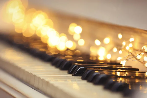 Des Lumières Fées Brillantes Sur Les Touches Piano Gros Plan — Photo