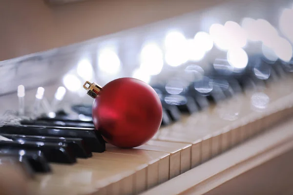 Prachtige Rode Kerstballen Feeënlampjes Pianotoetsen Close Kerstmuziek — Stockfoto