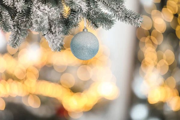 Hermosa Chuchería Vacaciones Colgando Árbol Navidad Contra Las Luces Borrosas —  Fotos de Stock