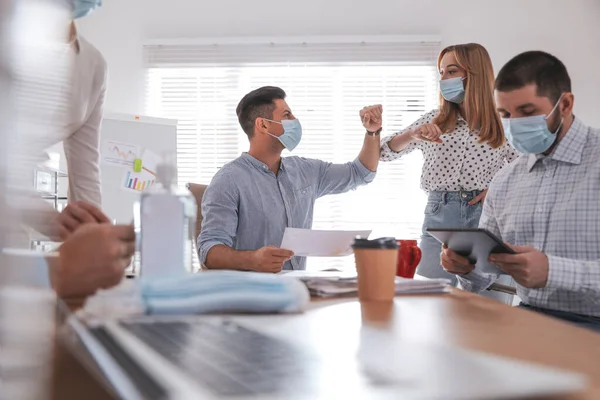 Compañeros Trabajo Con Máscaras Protectoras Haciendo Que Codo Golpee Oficina — Foto de Stock