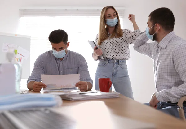 Compañeros Trabajo Con Máscaras Protectoras Haciendo Que Codo Golpee Oficina — Foto de Stock