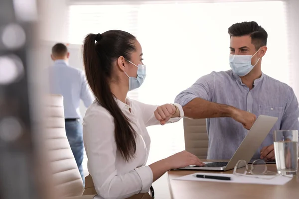 Compañeros Trabajo Con Máscaras Protectoras Haciendo Que Codo Golpee Oficina — Foto de Stock