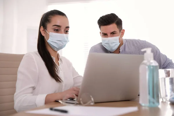 Compañeros Con Máscaras Oficina Medida Protección Durante Pandemia Covid — Foto de Stock