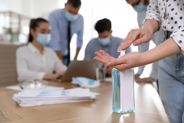 Trabajador Oficina Usando Desinfectante Manos Mesa Primer Plano Higiene Personal — Foto de Stock