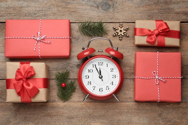 Επίπεδη Σύνθεση Lay Χριστουγεννιάτικα Δώρα Και Ξυπνητήρι Ξύλινο Τραπέζι Ημέρα — Φωτογραφία Αρχείου