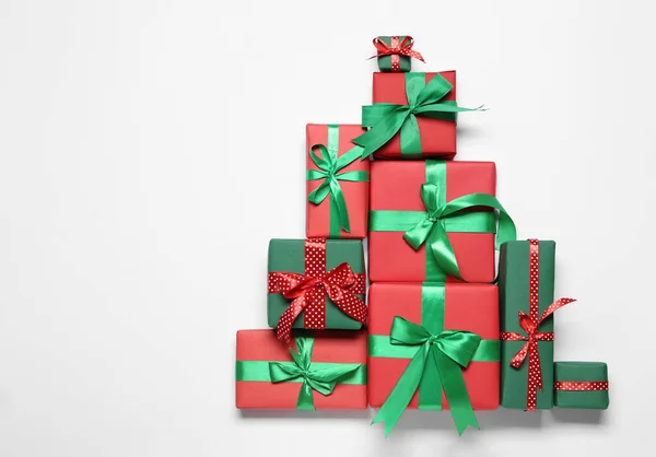 白い背景にギフトボックスのクリスマスツリー形状 フラットレイアウト テキストのスペース — ストック写真