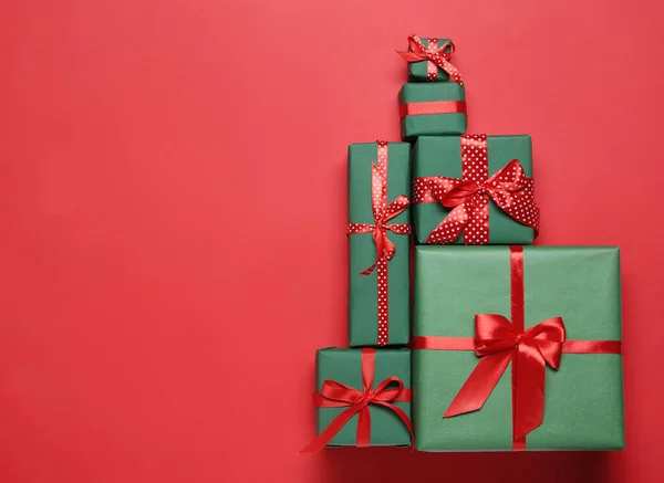 Árbol Navidad Forma Cajas Regalo Sobre Fondo Rojo Plano Laico —  Fotos de Stock