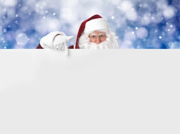 Weihnachtsmann Mit Leerem Banner Auf Unscharfem Blauem Hintergrund Raum Für — Stockfoto