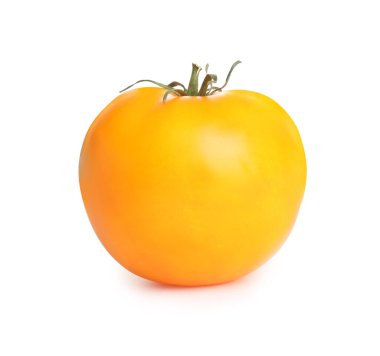 Beyaz arkaplanda taze, sarı domates.