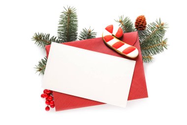 Beyaz arka planda boş tebrik kartı ve Noel dekoru olan kompozisyon, üst manzara. Metin için boşluk